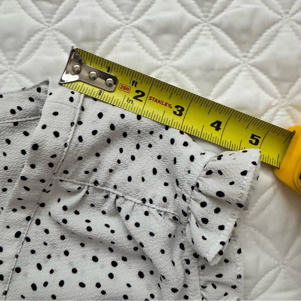 Monday Fun White Black Polka Dot Sleeveless Top V Neck Ruffle Arm Size Medium - Picture 10 of 15